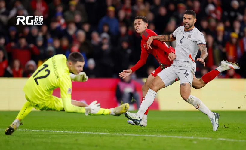 Brennan Johnson ghi bàn thứ ba cho Wales, vượt qua thủ môn Hákon Valdimarsson.
