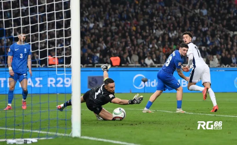 Curtis Jones quan sát cú vẩy bóng vượt qua Vlachodimos.