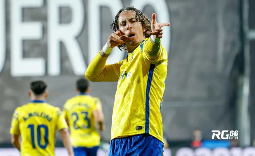 Fábio Silva ăn mừng sau bàn thắng vào lưới Rayo Vallecano