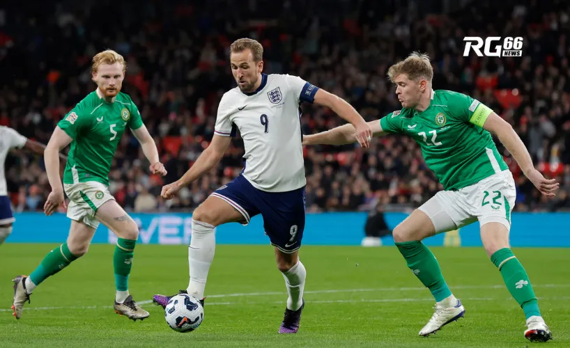 Harry Kane kiểm soát bóng giữa Scales và Collins trong trận gặp Ireland.