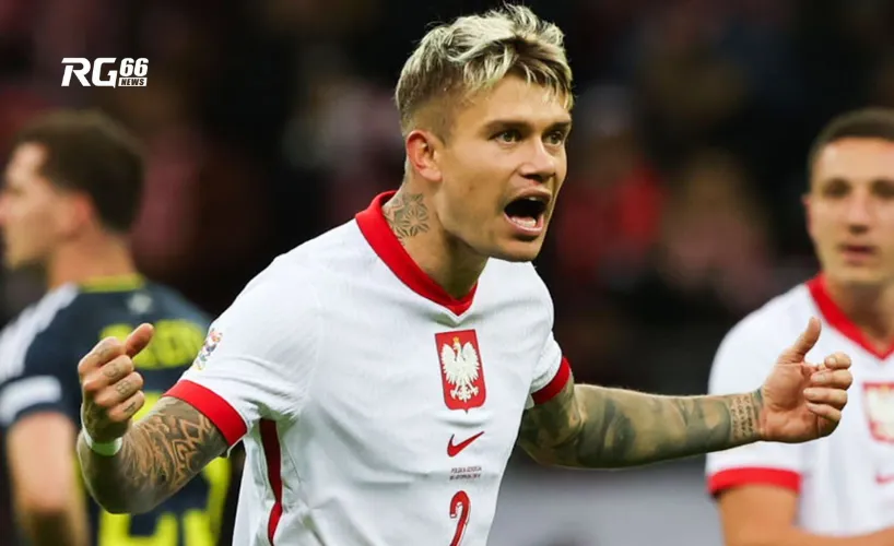 Kamil Piatkowski của Ba Lan ăn mừng sau khi ghi bàn gỡ hòa 1-1 trước Scotland