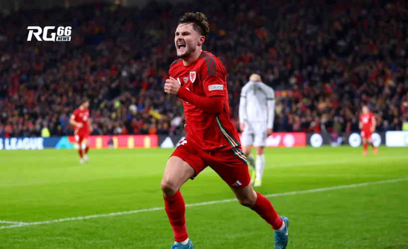 Liam Cullen ghi hai bàn cho Wales, với bàn đầu tiên và thứ hai.
