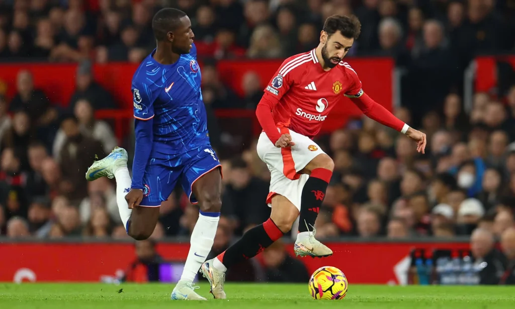 M.U (áo đỏ) và Chelsea đều có những sự thay đổi lớn trong đội hình
