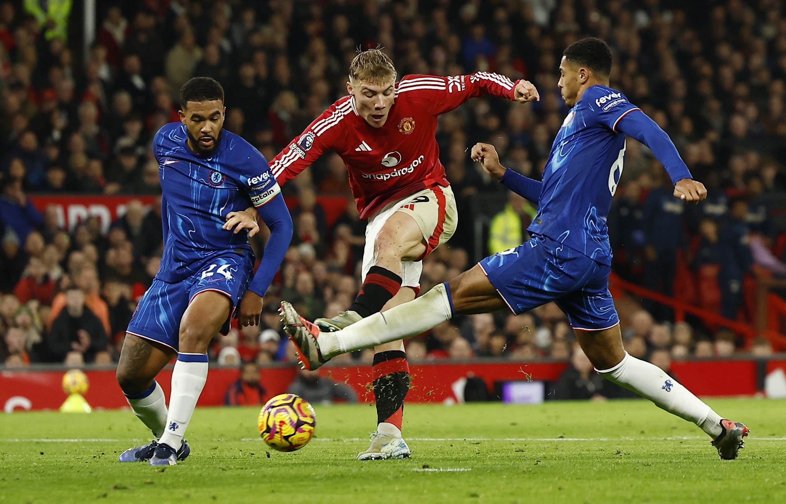 Marcus Rashford (số 10), Garnacho (số 17) và Rasmus Hojlund (số 9) giúp hàng công M.U thi đấu thanh thoát trong hiệp 1