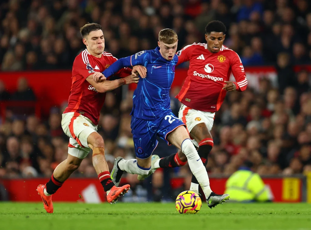 Cole Palmer (áo xanh) vẫn là ngôi sao chơi tốt nhất trong đội hình của Chelsea