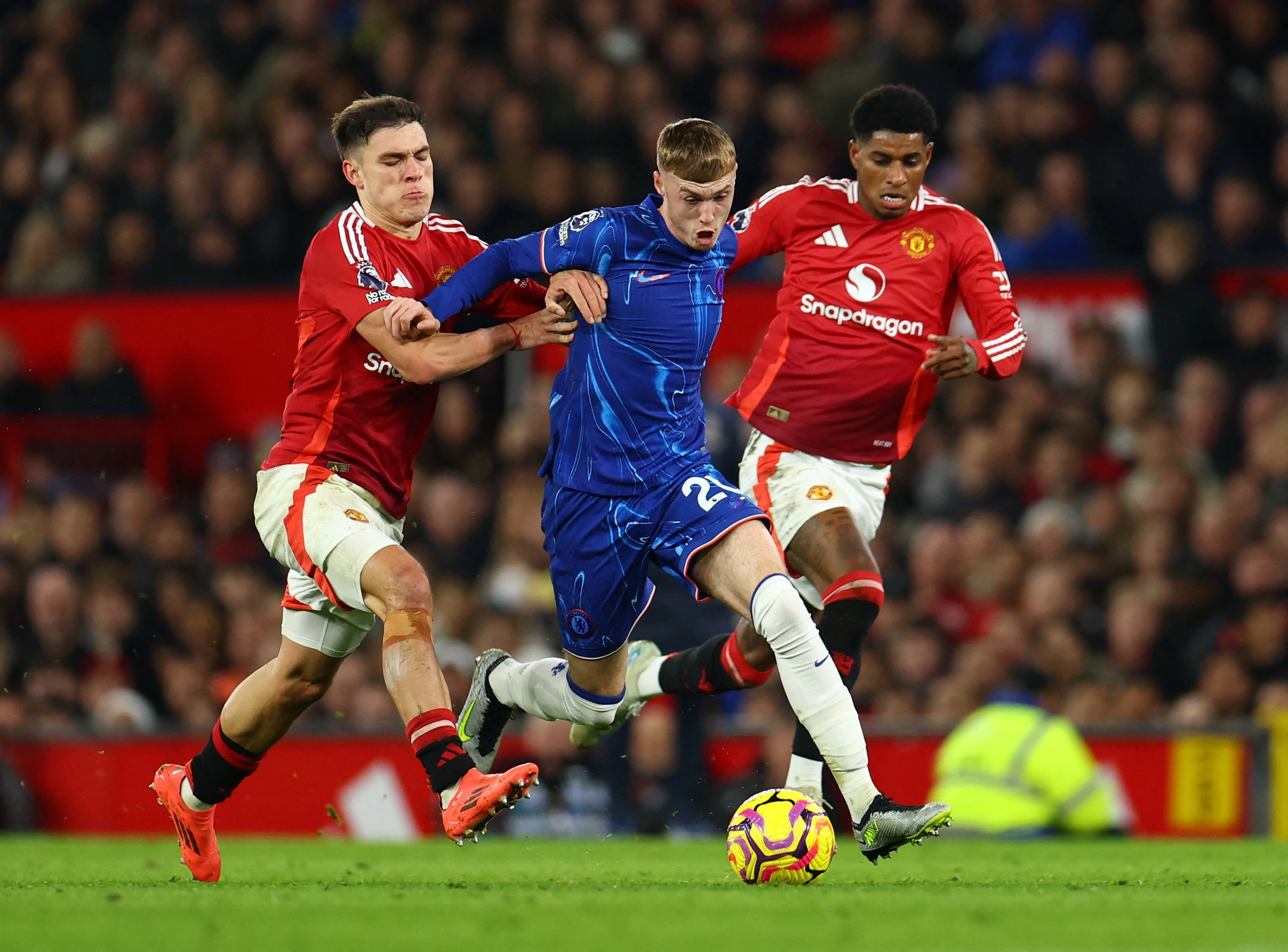 Cole Palmer (áo xanh) vẫn là ngôi sao chơi tốt nhất trong đội hình của Chelsea