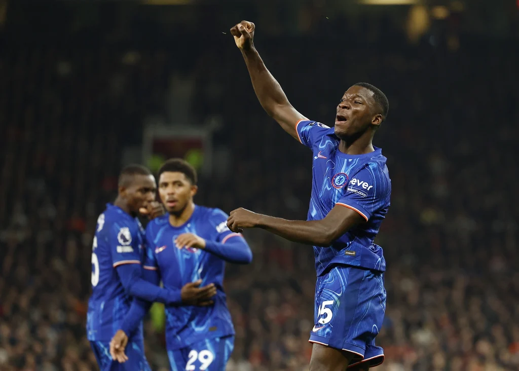 Bruno Fernandes và Moises Caicedo lần lượt lập công ở hiệp 2