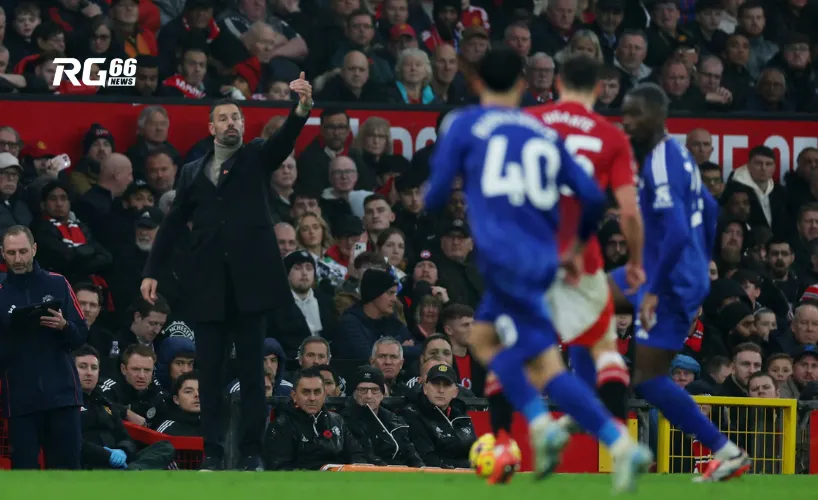 Ruud van Nistelrooy cho rằng có nền tảng vững chắc để xây dựng tại Old Trafford.