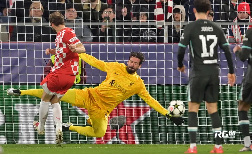 Alisson Becker cản phá cú sút của Daley Blind khi trở lại khung thành Liverpool