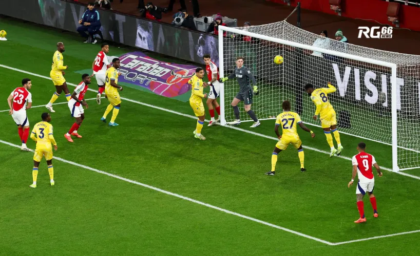 Jefferson Lerma cứu thua từ quả phạt góc của Arsenal