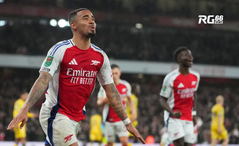 Gabriel Jesus ăn mừng sau khi ghi bàn thắng thứ hai trong ba bàn tại sân Emirates.