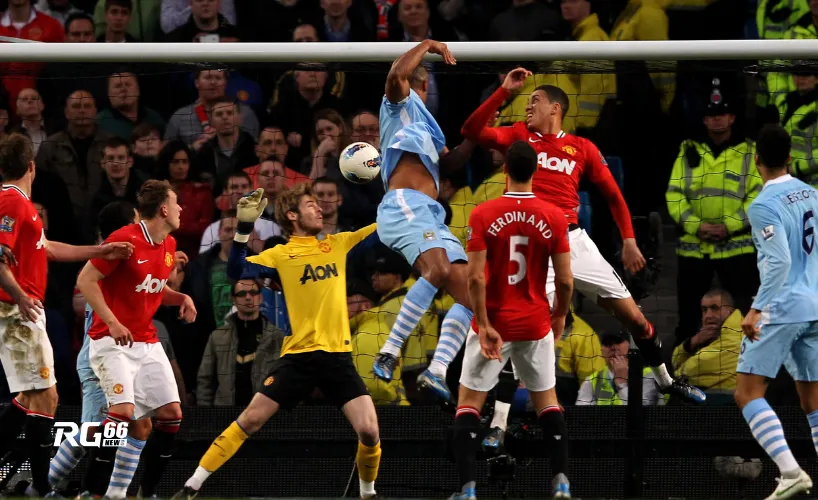 Cú đánh đầu lịch sử của Kompany - Tháng 4/2012