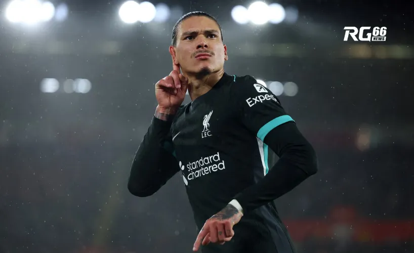 Darwin Núñez ra hiệu với các cổ động viên nhà sau khi mở tỷ số cho Liverpool
