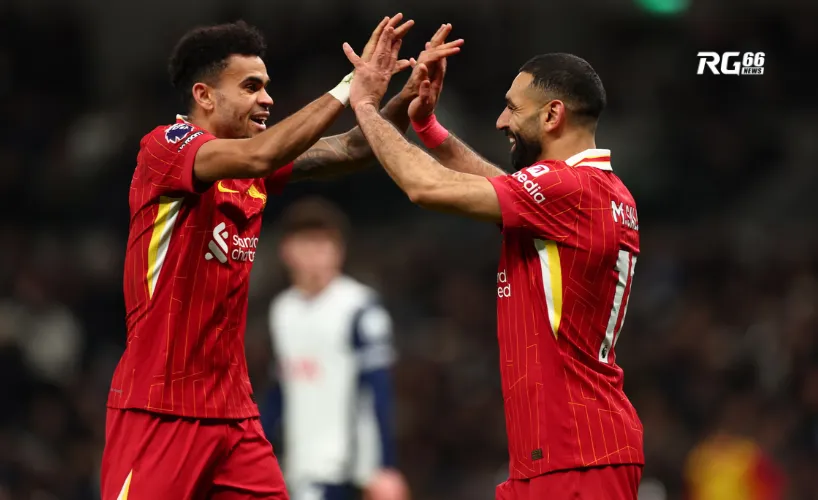 Díaz và Salah chúc mừng sau bàn thắng thứ 5 của Liverpool