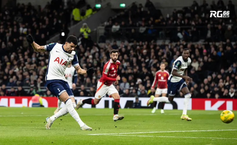 Dominic Solanke ghi bàn mở tỷ số 1-0