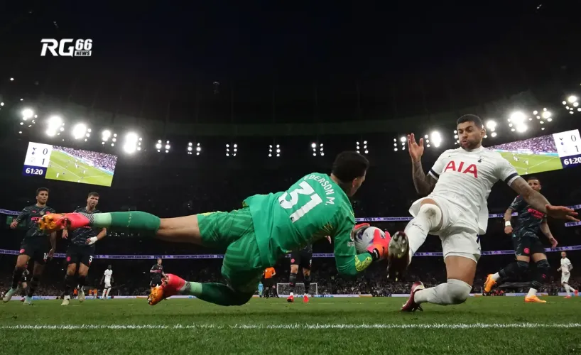 Ederson là "chốt chặn" đáng tin cậy của Man City