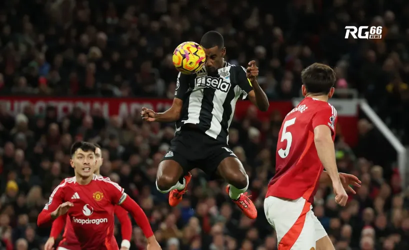 Alexander Isak toả sáng rực rỡ tại Old Trafford