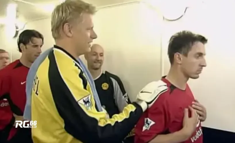 Neville và Schmeichel: Cái lắc đầu đáng nhớ - Tháng 11/2002