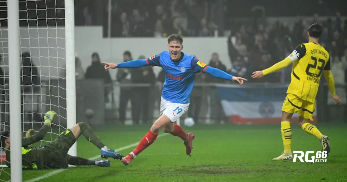 Holstein Kiel đánh bại Dortmund với siêu phẩm từ cự ly 45m