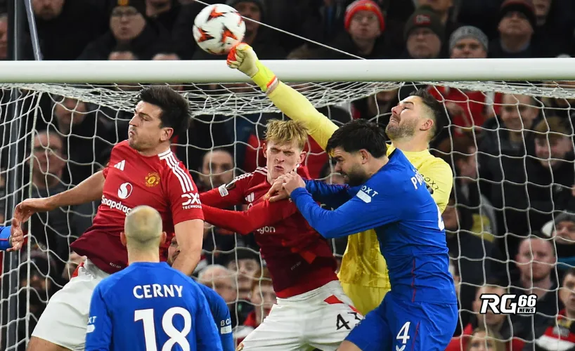 Jack Butland đấm bóng, "đốt lưới nhà" giúp Quỷ đỏ giành chiến thắng
