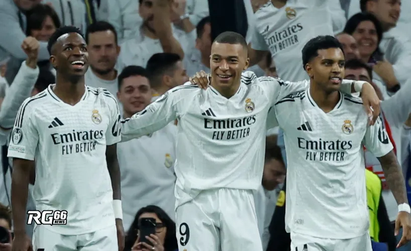 Kylian Mbappé cùng đồng đội chúc mừng bàn thắng
