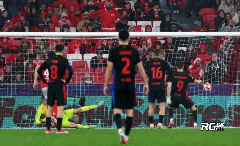 Lewandowski ghi bàn thứ hai của mình từ chấm phạt đền ở phút 78