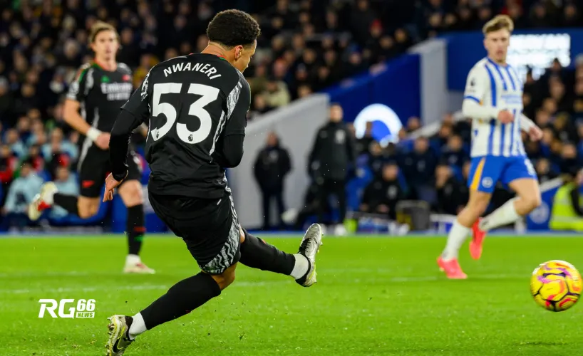 Ethan Nwaneri ghi bàn trước Brighton rồi dính chấn thương và sẽ phải nghỉ vài tuần.
