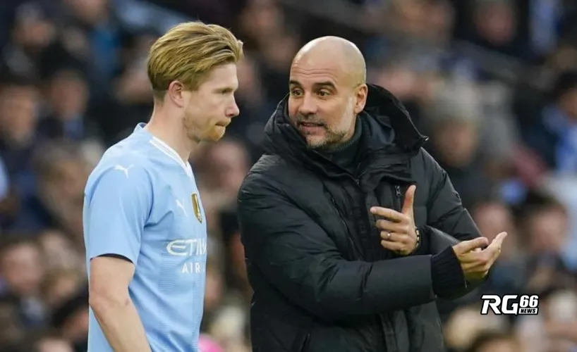 HLV Pep Guardiola trao đổi ý kiến với De Bruyne