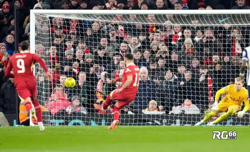 Salah ghi bàn trên chấm phạt đền, đưa Liverpool vượt lên dẫn trước