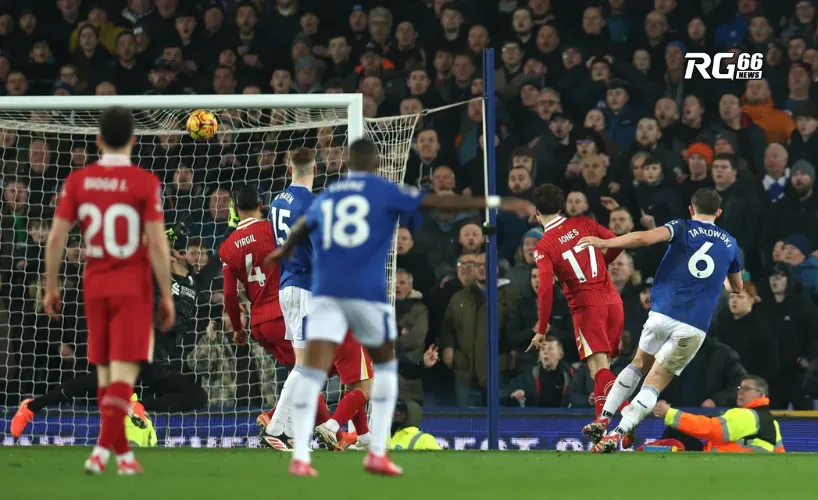 Tarkowski giữ chân Liverpool với bàn thắng phút 98