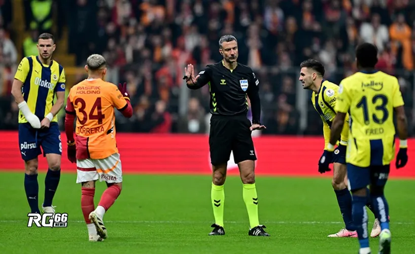 Tranh cãi về trọng tài ngoại trong trận Derby Istanbul