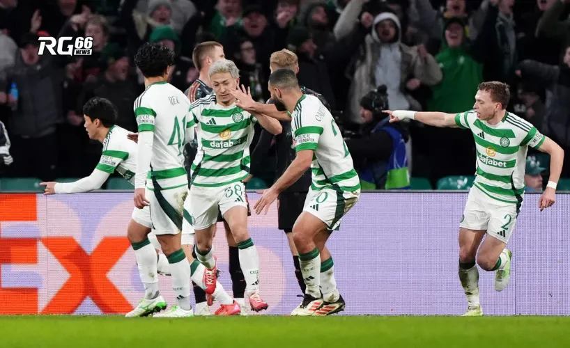 Các cầu thủ Celtic ăn mừng sau pha ghi bàn vào lưới Bayern