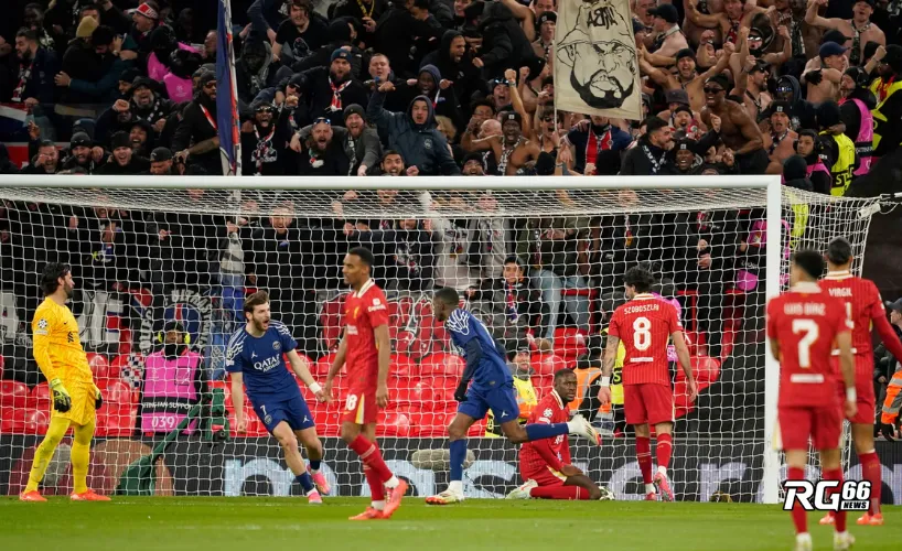 Ousmane Dembélé chạy nhanh ăn mừng bàn thắng sớm của PSG tại Anfield