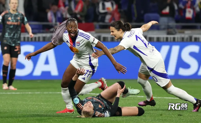 Kadidiatou Diani ăn mừng sau khi ghi bàn thắng thứ 2 cho Lyon