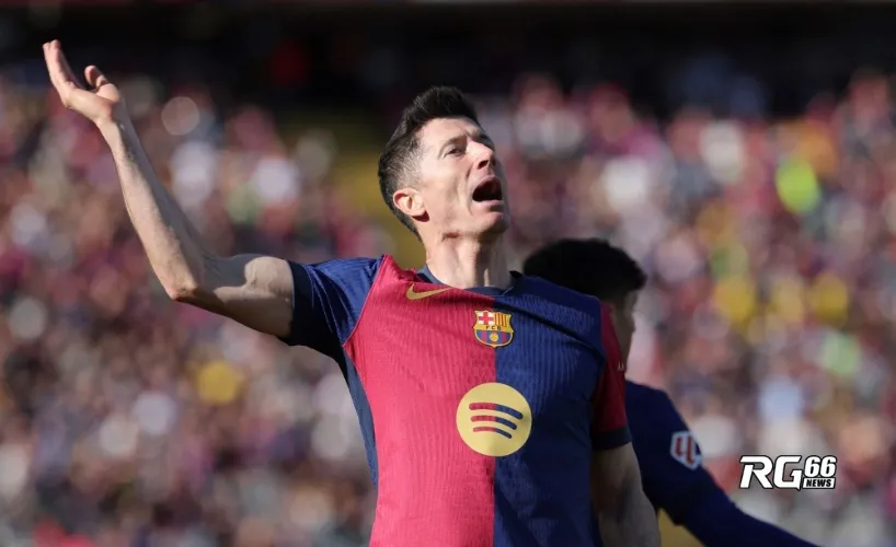 Lewandowski ăn mừng sau khi lập cú đúp cho Barca