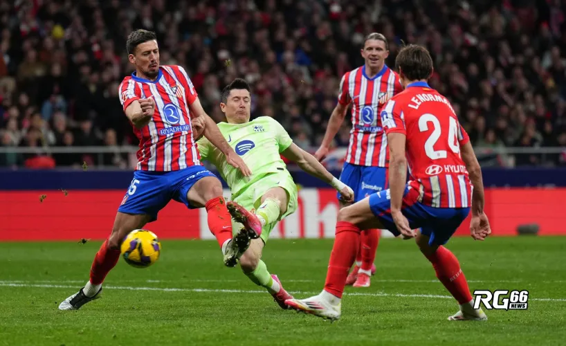 Barcelona bắt đầu phản công với bàn thắng của Lewandowski