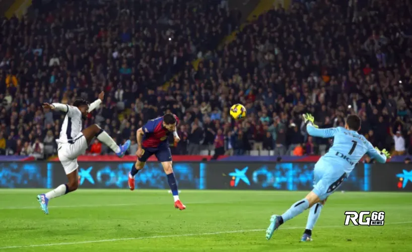 Lewandowski đánh đầu ghi bàn, ấn định tỷ số 3-0 cho Barca