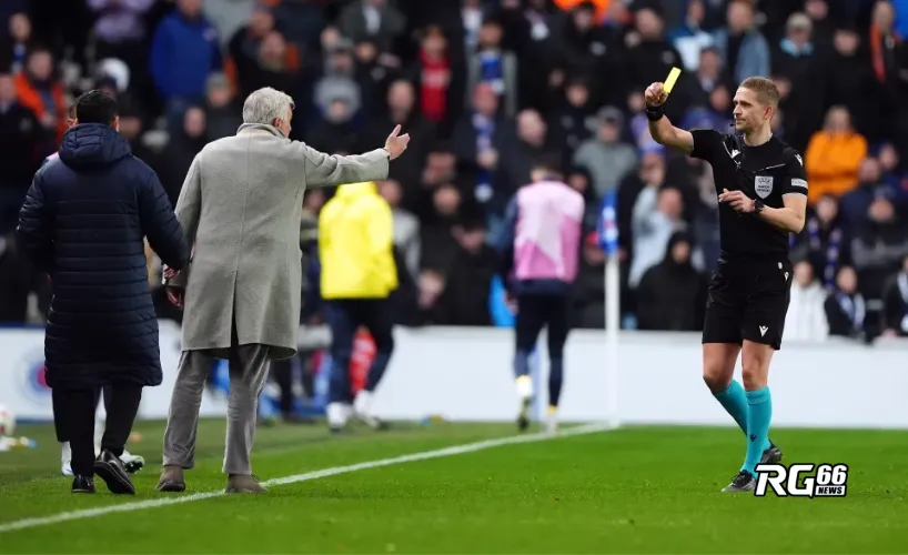 Mourinho nhận thẻ vàng vì đòi VAR xem lại tình huống 