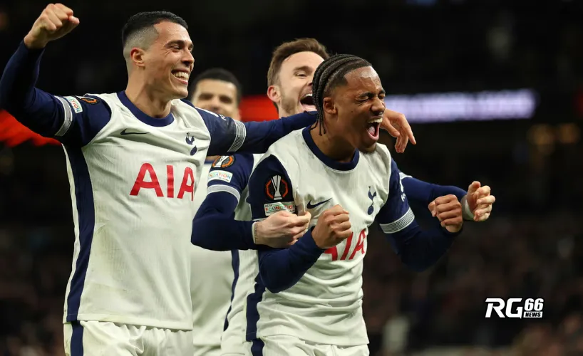 Odobert cùng đồng đội ăn mừng sau khi lập cú đúp trong chiến thắng 3-1 của Tottenham