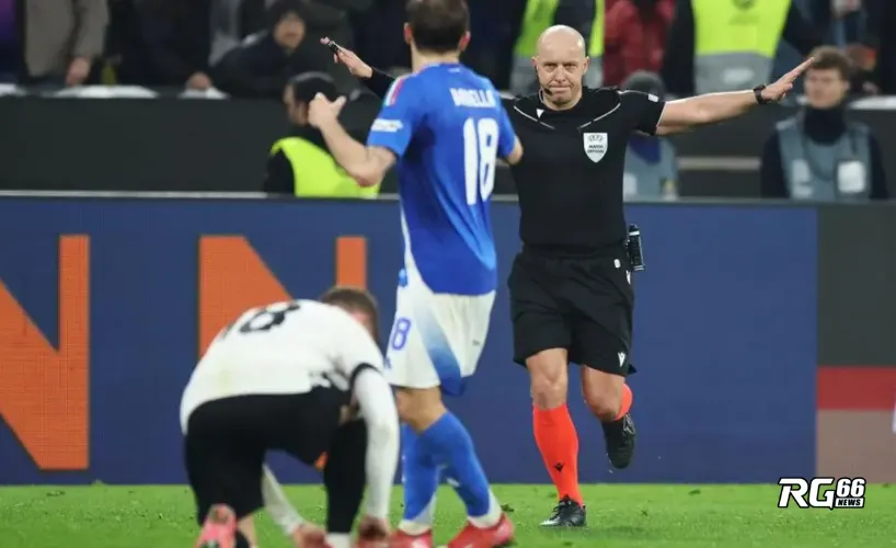 Trọng tài Szymon Marciniak tahy đổi quyết định thổi phạt đền cho Italy