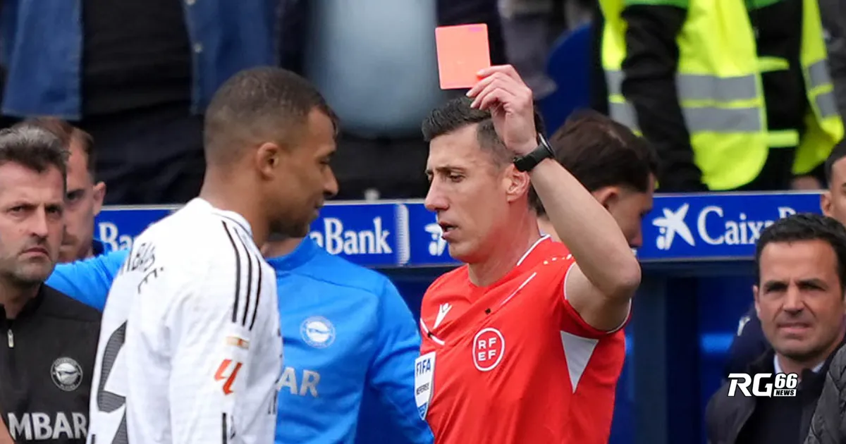 Kylian Mbappe nhận thẻ đỏ trực tiếp, lỡ hẹn trận đấu lớn?