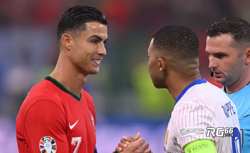 Cristiano Ronaldo của Bồ Đào Nha bắt tay Kylian Mbappe của Pháp tại Euro 2024