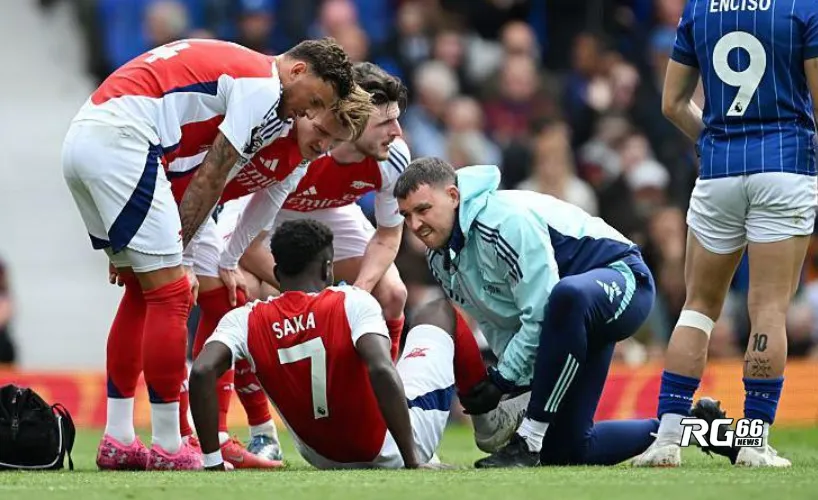 Saka dính chấn thương nhẹ trong trận gặp Ipswich