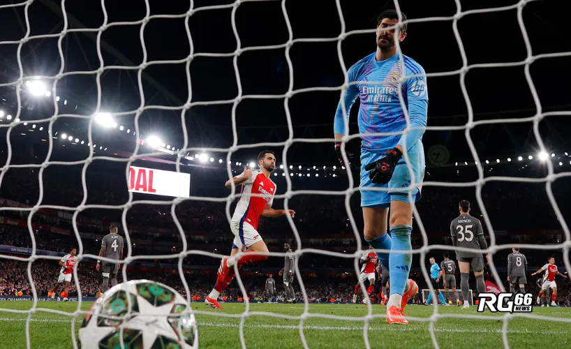 Thủ môn Courtois thất vọng khi Mikel Merino ăn mừng bàn thứ ba cho Arsenal