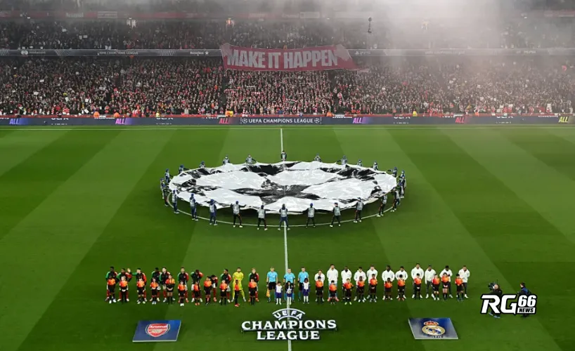 Các cầu thủ Arsenal như được thúc đẩy bởi khẩu hiệu "Make it happen" trên khán đài