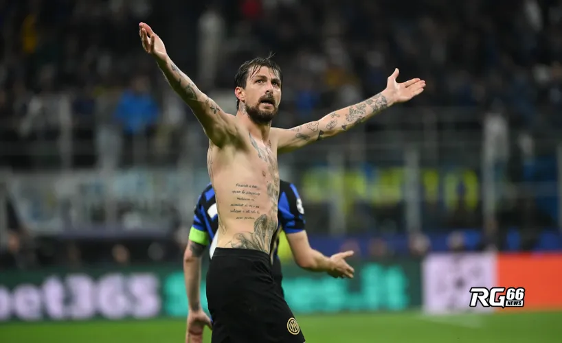 Francesco Acerbi cởi áo ăn mừng sau bàn gỡ hoà ở phút 93