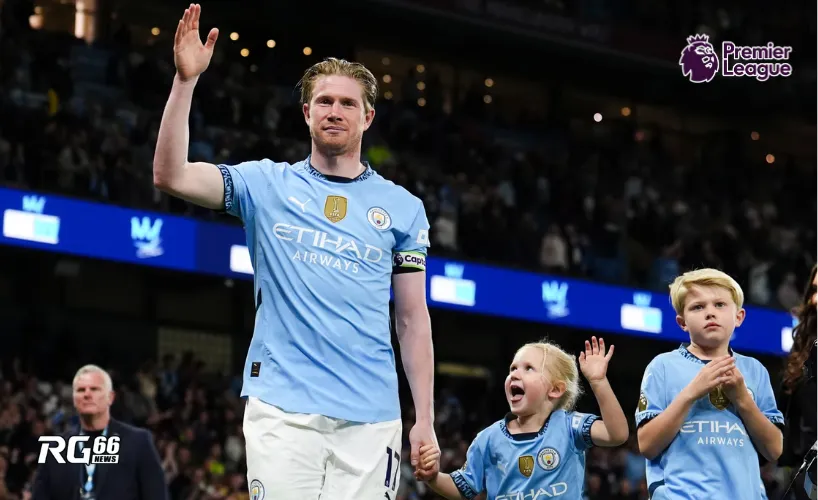 Kevin De Bruyne bên các con, lắng nghe CĐV Man City hát tiễn anh tại trận cuối ở Etihad