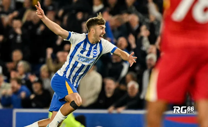 Jack Hinshelwood ăn mừng sau khi gíup Brighton giành chiến thắng trước Liverpool