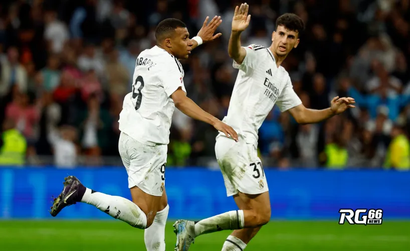Kylian Mbappé ăn mừng bàn gỡ hoà cùng Jacobo Ramón