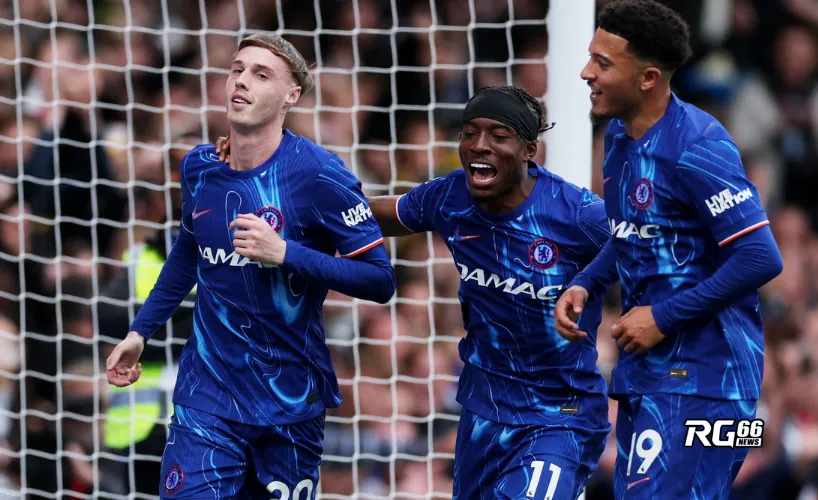 Cole Palmer cùng Madueke và Sancho ăn mừng sau bàn thắng từ chấm phạt đền
